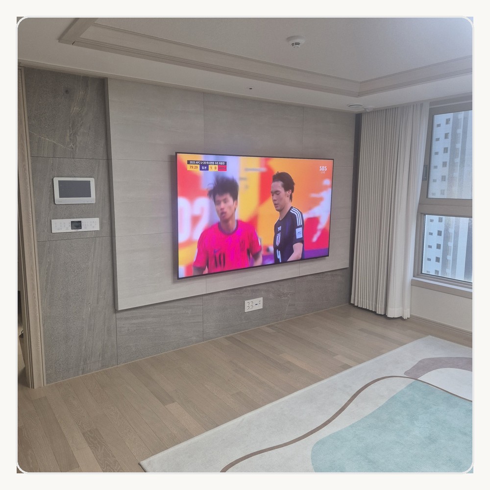 커튼과 창문 주변 간섭을 마지막으로 점검합니다