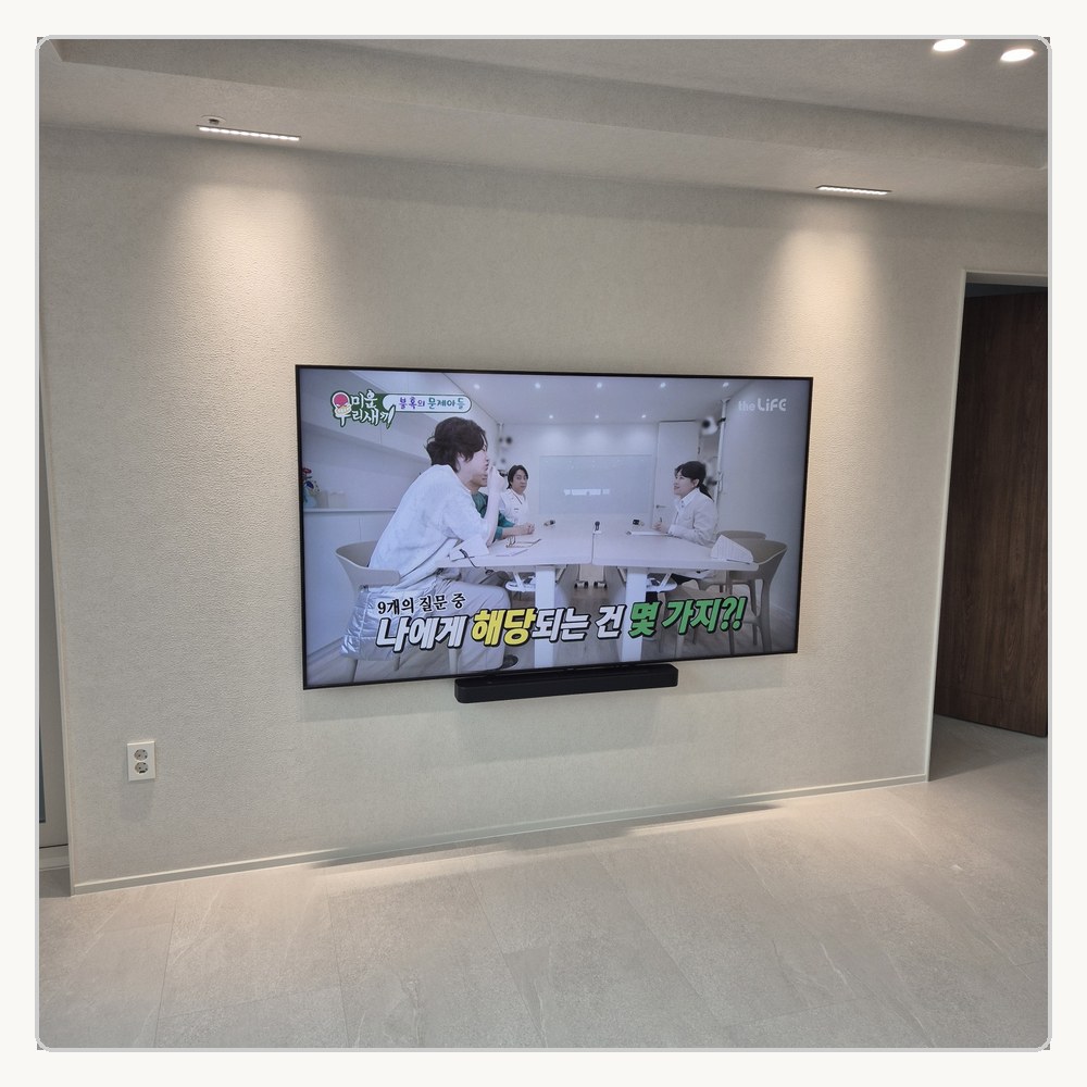 회전형 브라켓은 자주 보는 방향까지 실제로 돌려봅니다